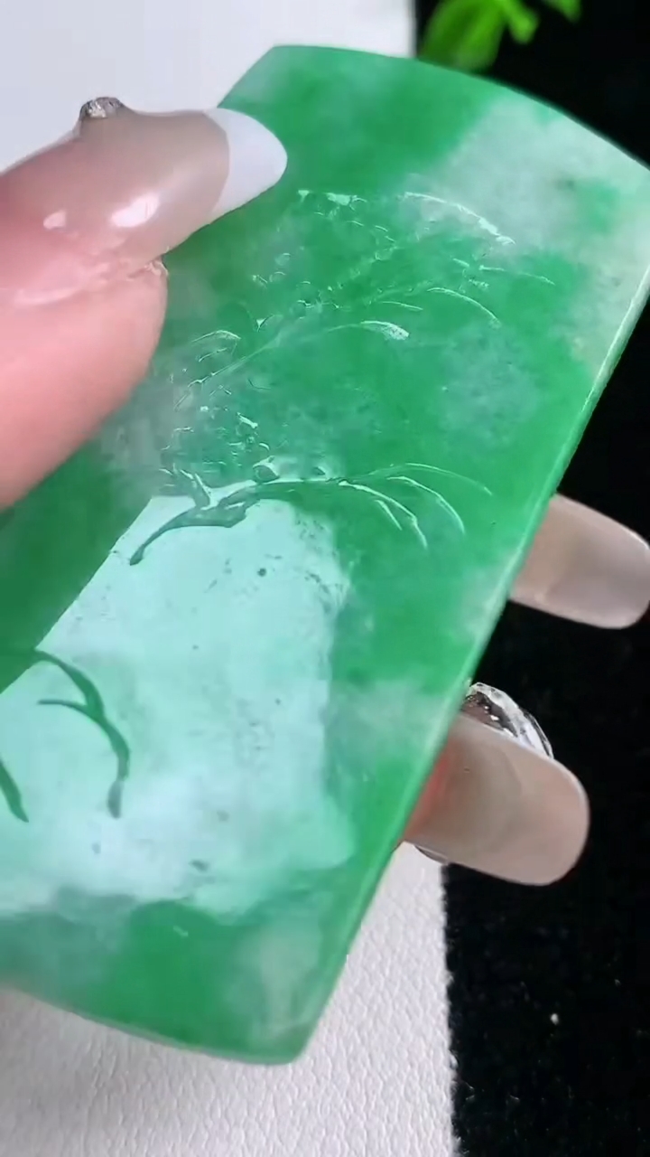 天然A货翡翠山水牌吊坠，尺寸61.2-32.7-5.7，重量:31.21g
3月6日