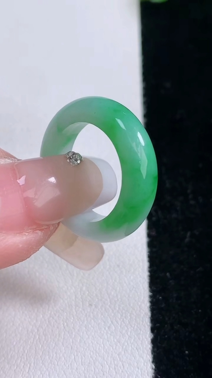 天然A货翡翠指环戒指，尺寸15.7-5-3.4，重量:3.63g2026年3月6日
工厂直销收藏佳品,种好水足，色泽均匀，有种有色，上手高大气！