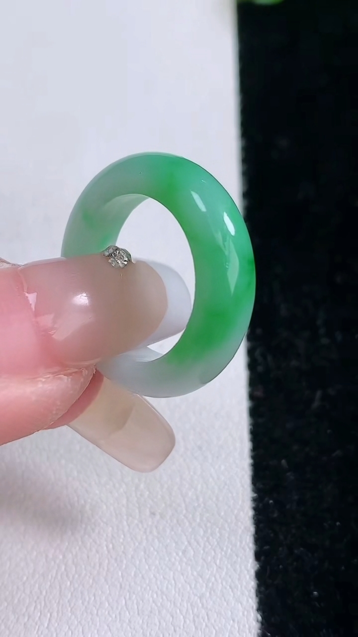 天然A货翡翠指环戒指，尺寸15.7-5-3.4，重量:3.63g2026年3月6日
工厂直销收藏佳品,种好水足，色泽均匀，有种有色，上手高大气！