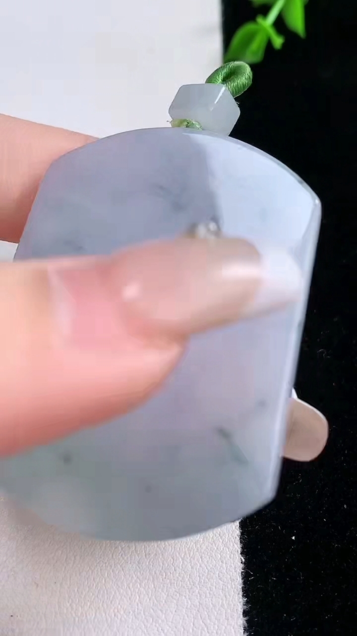 天然A货翡翠春带彩紫罗兰无事牌吊坠，尺寸50-38.4-4.8，重量:28.65g
3月6日