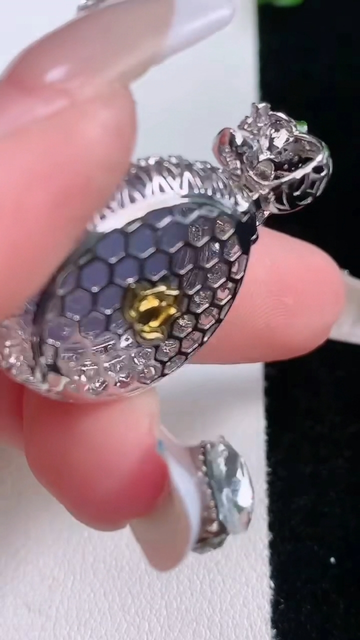 天然A货翡翠18K金紫罗兰蛋面吊坠，尺寸34.3-22-13.8，裸石17-16重量:8.43g
3月6日