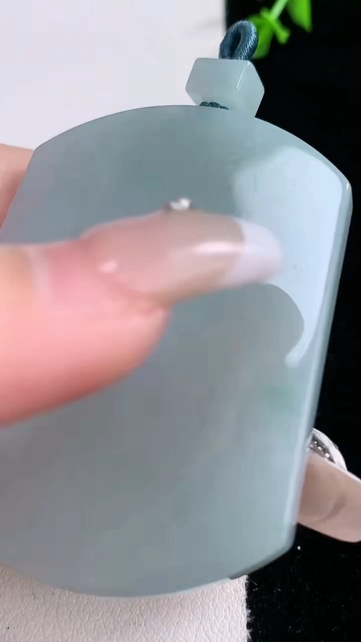 天然A货翡翠无事牌吊坠，尺寸55.8-42.6-5.6，重量:41.00g
3月6日