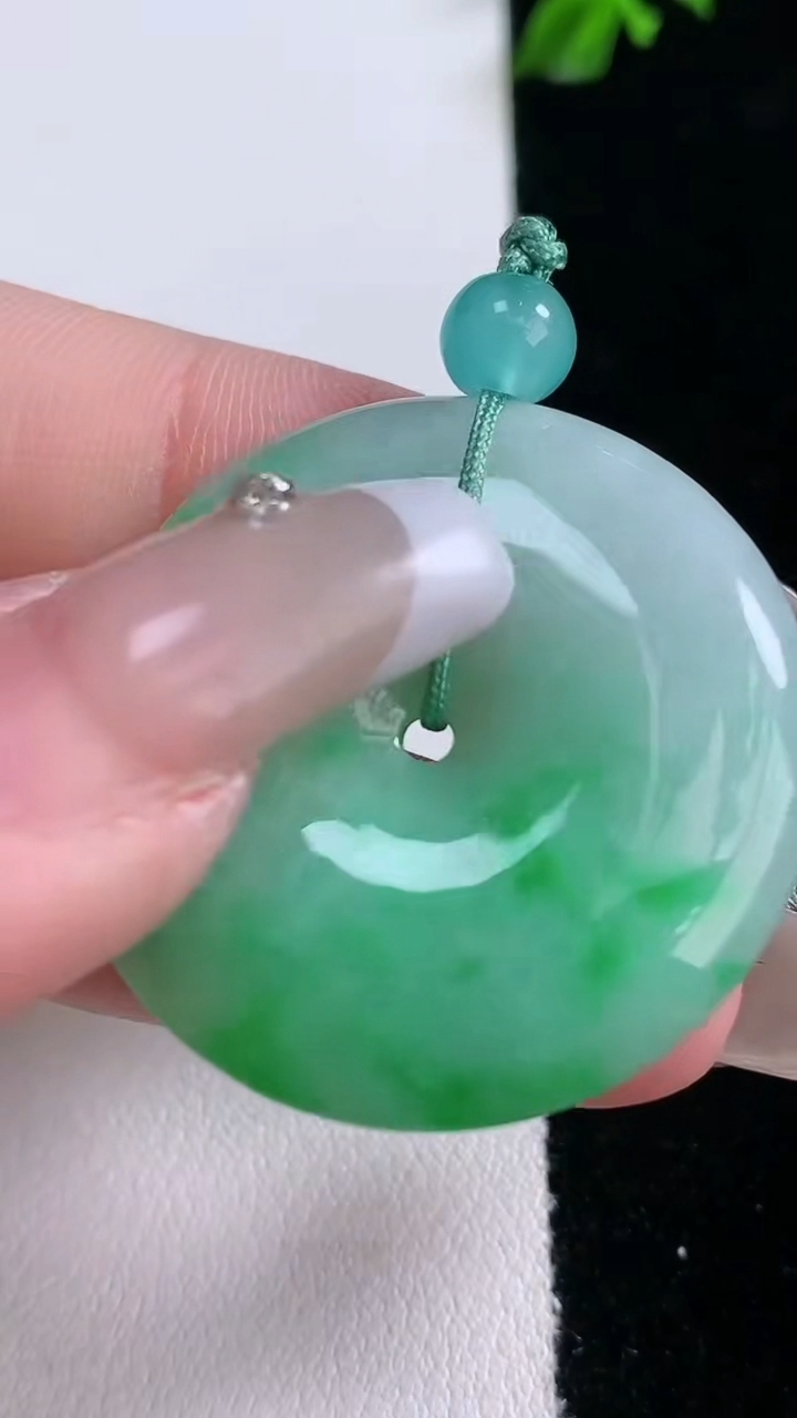 天然A货翡翠平安扣吊坠，尺寸33-5.8，重量:13.80g
3月6日
