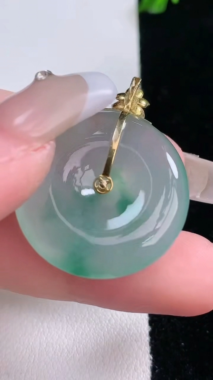 天然A货翡翠种飘花平安扣吊坠，尺寸26.7-5.5，重量:9.44g
3月6日