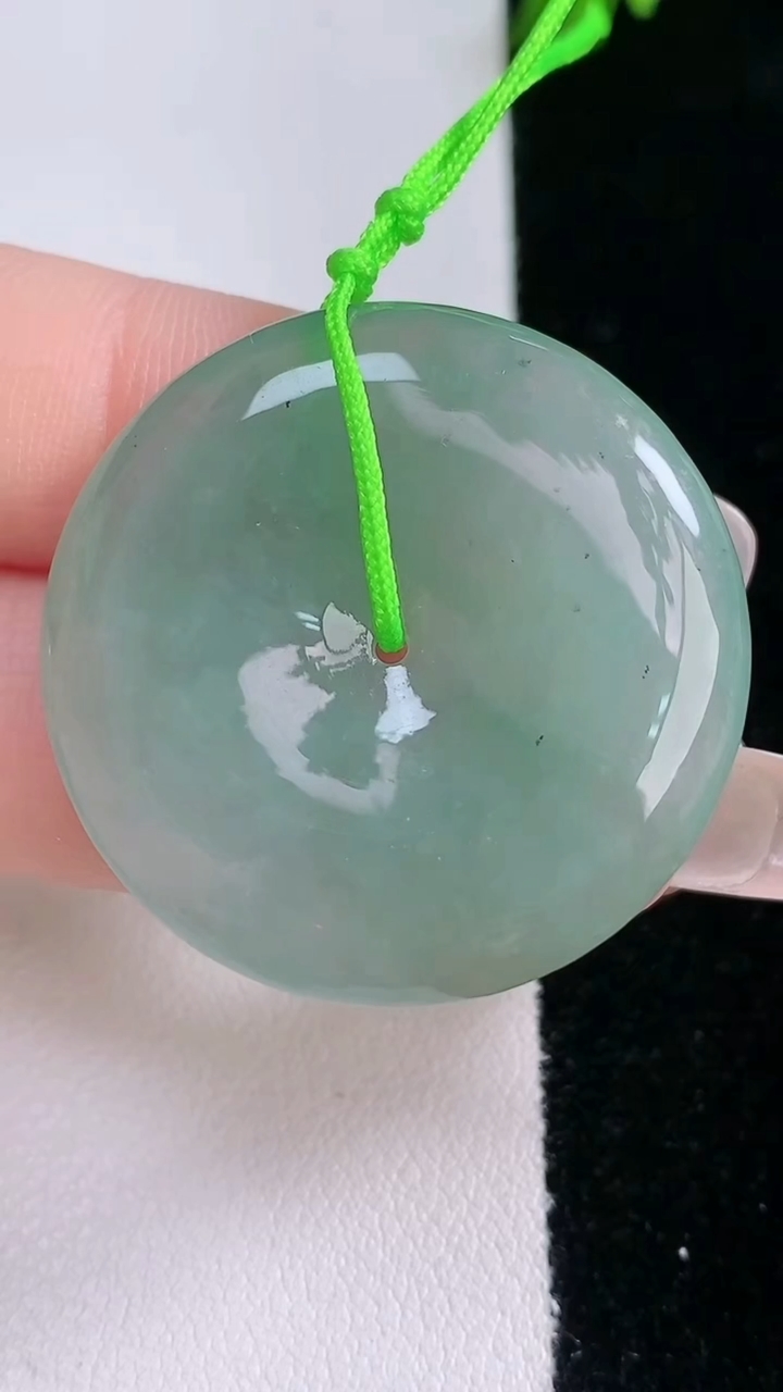 天然A货翡翠平安扣吊坠，尺寸32.2-5.7，重量:12.87g
3月6日