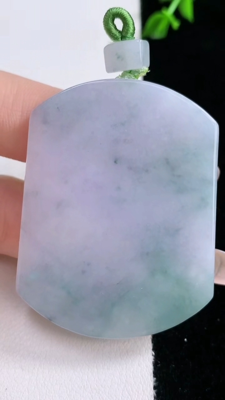 天然A货翡翠春带彩紫罗兰无事牌吊坠，尺寸50-38.4-4.8，重量:28.65g
3月6日