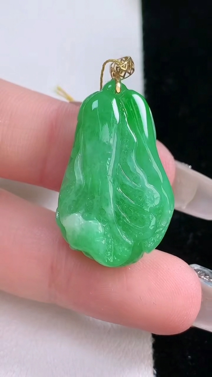 天然A货翡翠白菜吊坠，尺寸26.8-18-9.7，重量:8.97g
3月6日