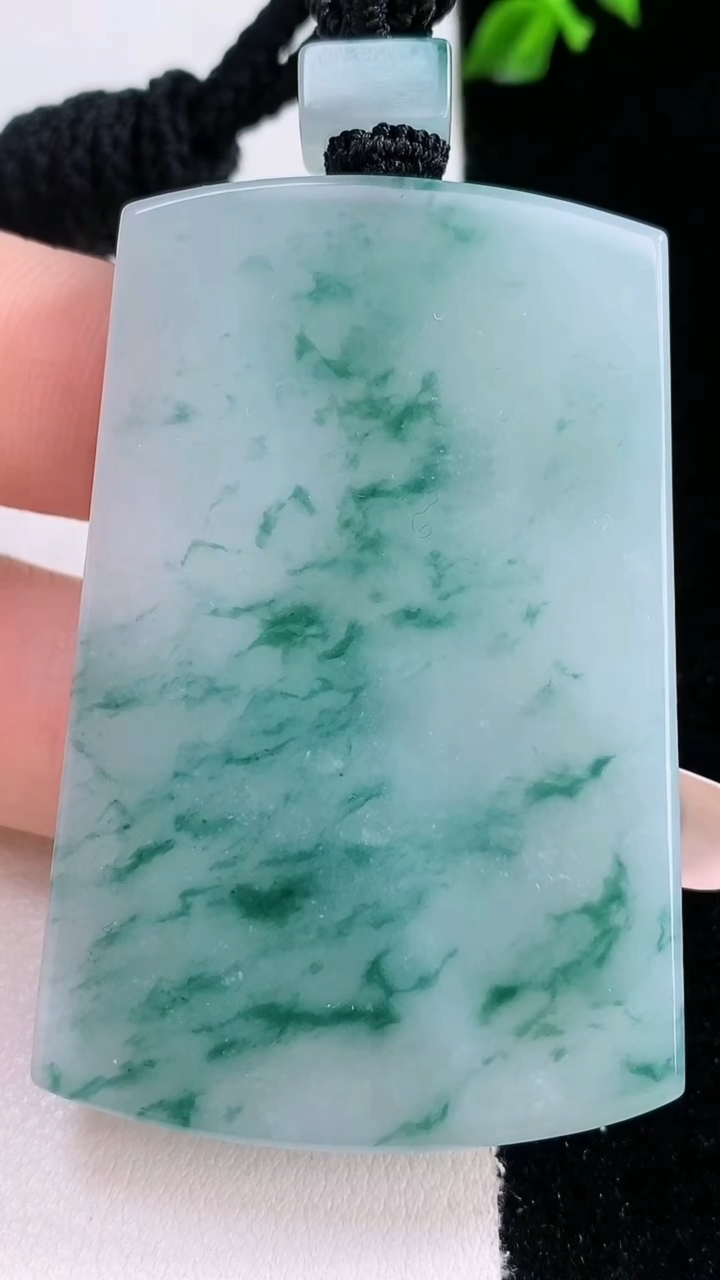 天然A货翡翠飘花无事牌吊坠，尺寸53.5-35.4-5.7，重量:38.48g
3月6日