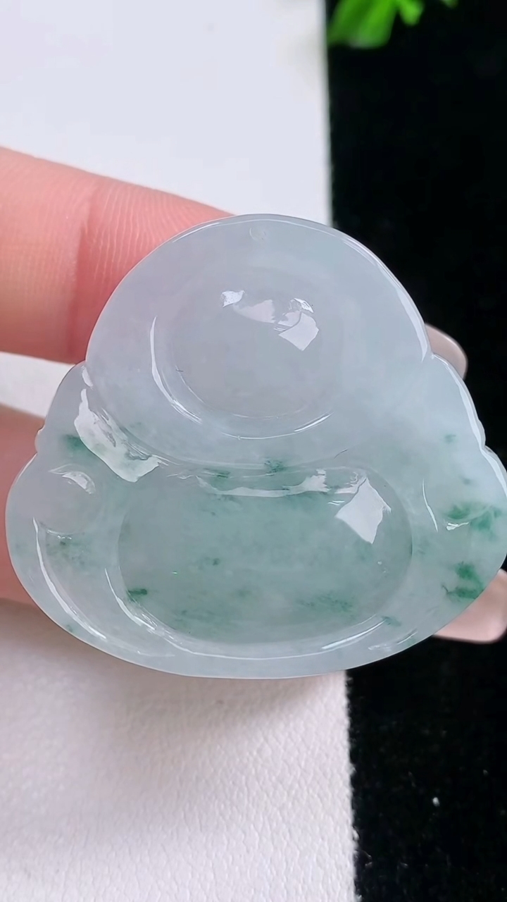 天然A货翡翠飘花佛公吊坠，尺寸33.7-37-11.5，重量:22.15g
3月6日