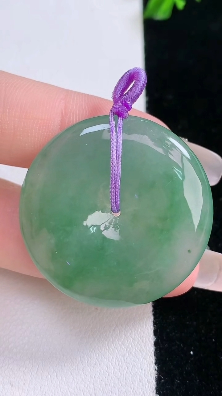 天然A货翡翠平安扣吊坠，尺寸33.6-5.4，重量:14.24g
3月6日