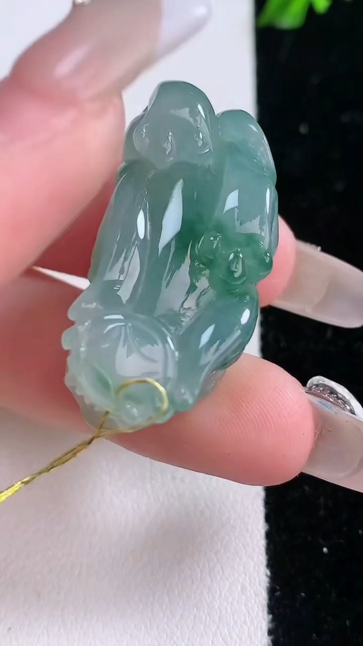 天然A货翡翠飘花貔貅吊坠，尺寸35.5-17.2-13，重量:15.59g
3月6日