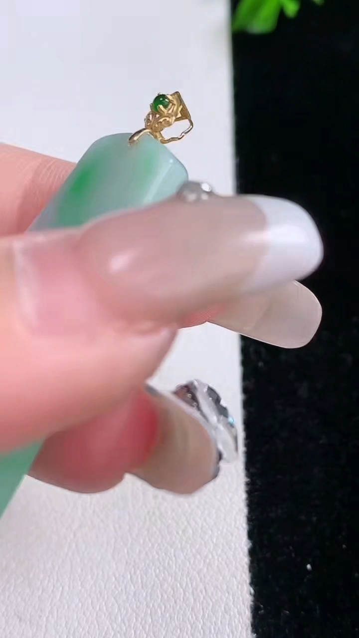 天然A货翡翠无事牌吊坠，尺寸40-20-4，重量:9.10g
3月6日