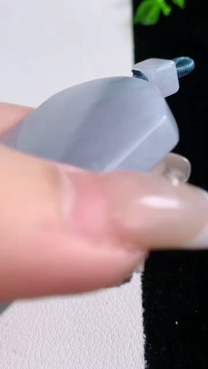 天然A货翡翠春带彩紫罗兰无事牌吊坠，尺寸53-40.2-5.5，重量:36.26g
3月6日