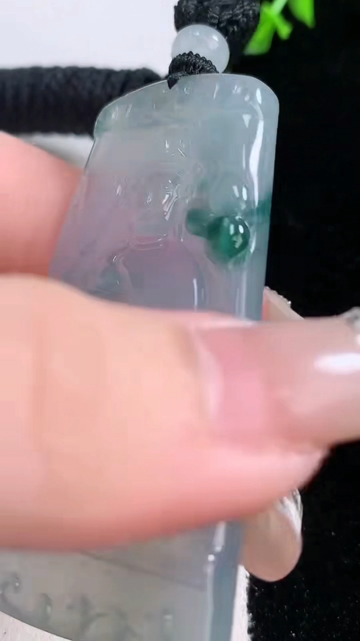 天然A货翡翠种飘花大势至菩萨吊坠，尺寸59-36.3-4.7，重量:31.39g
3月6日