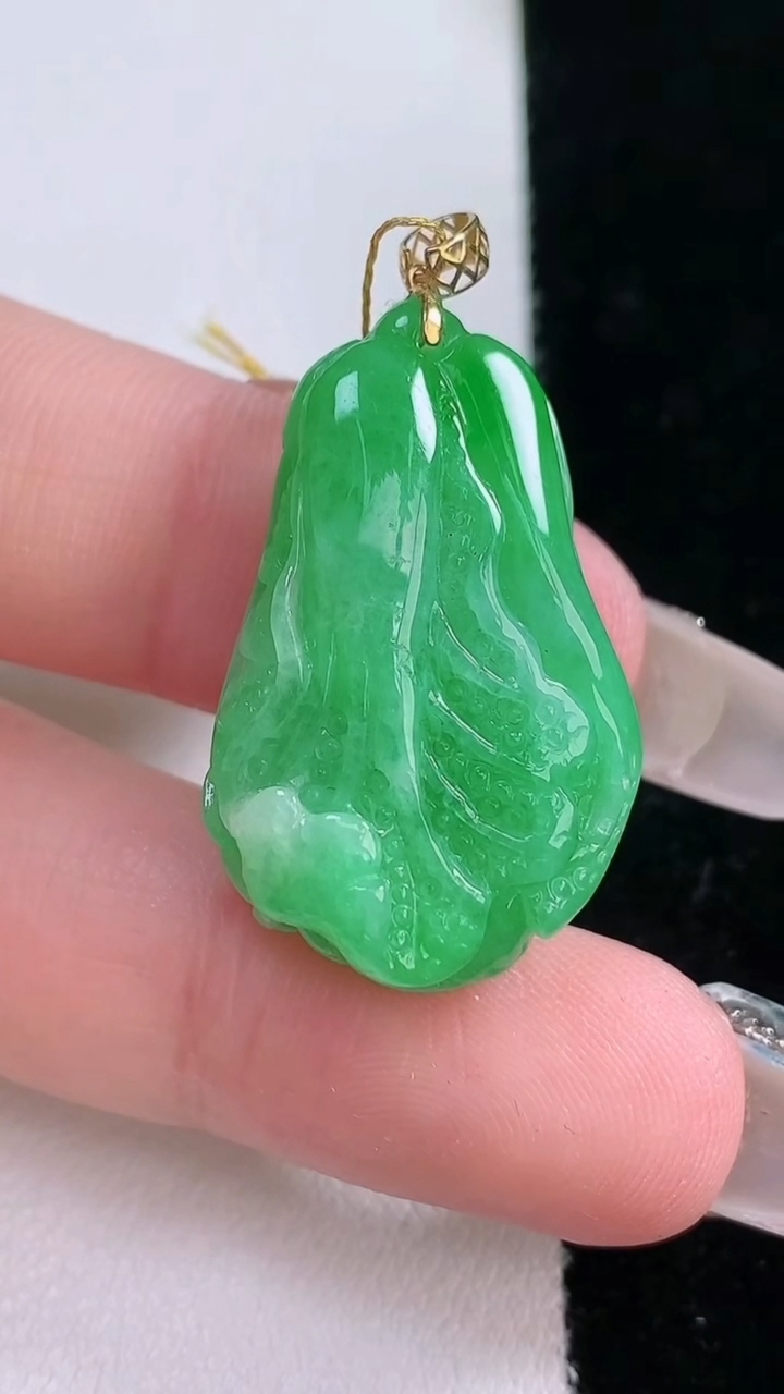 天然A货翡翠白菜吊坠，尺寸26.8-18-9.7，重量:8.97g
3月6日