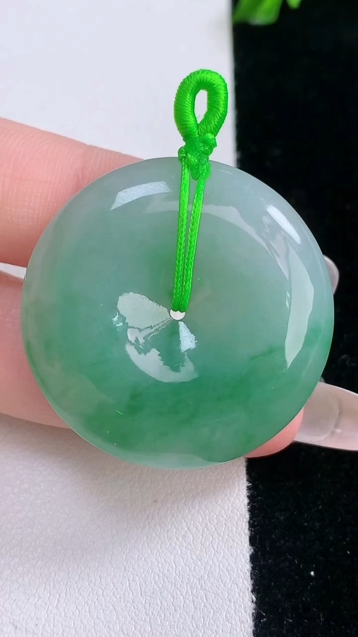 天然A货翡翠平安扣吊坠，尺寸33.8-7重量:16.75g
3月6日