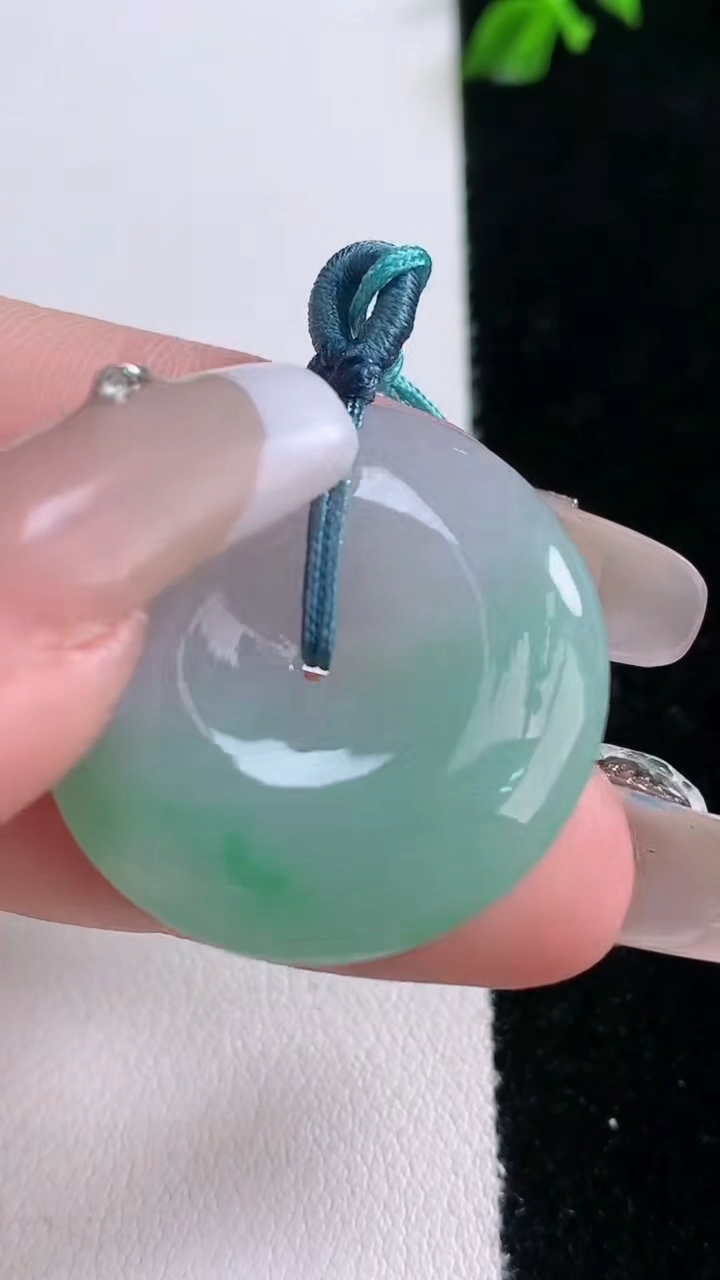 天然A货翡翠平安扣吊坠，尺寸27.4-5.3，重量:8.55g
3月6日