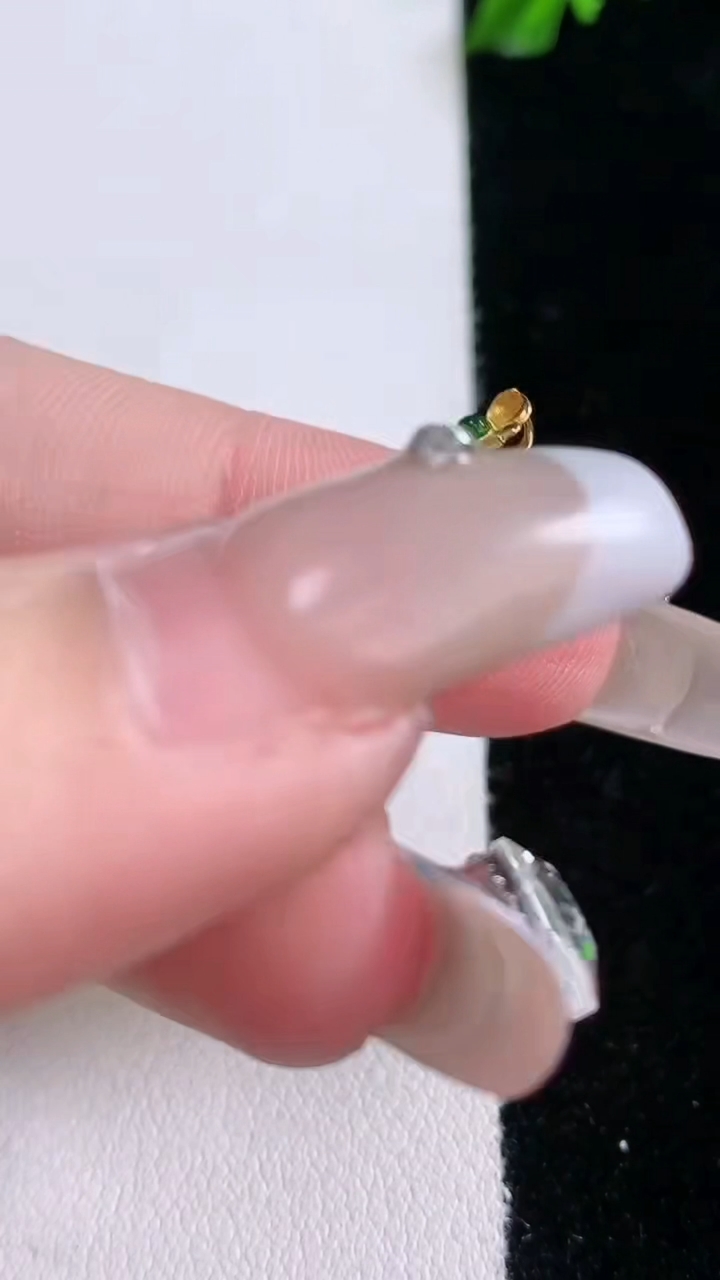 天然A货翡翠18K金飘花水滴吊坠，尺寸24.5-17.3-7.7，重量:5.66g
3月6日