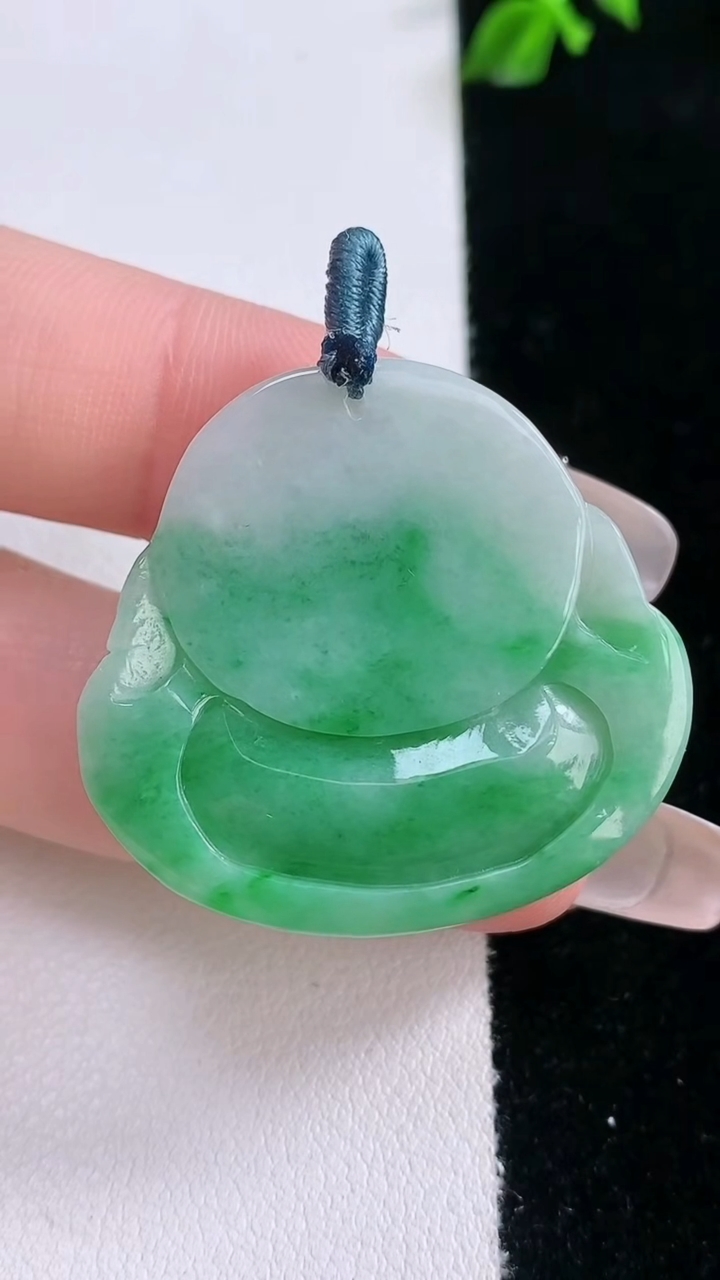 天然A货翡翠佛公吊坠，尺寸31.6-33.5-6.5重量:11.29g
3月6日