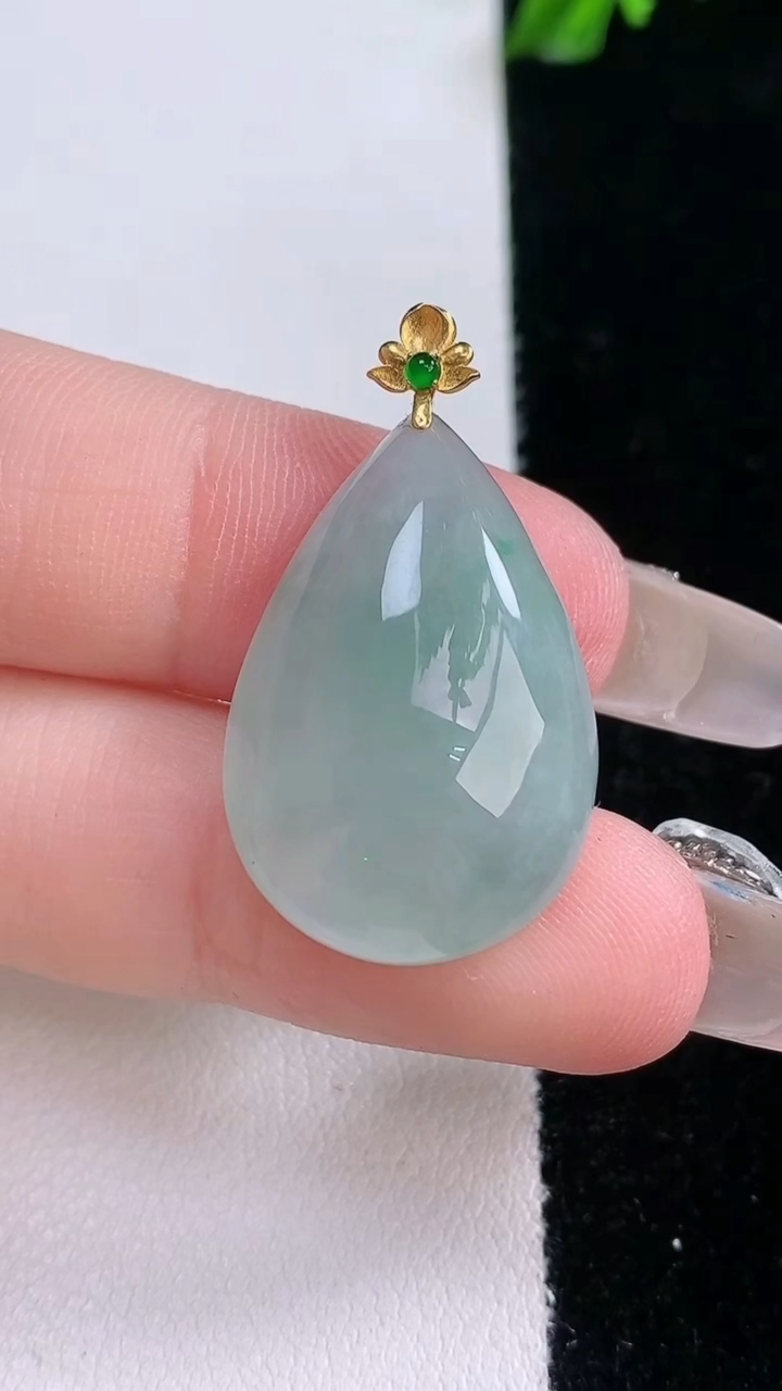 天然A货翡翠18K金飘花水滴吊坠，尺寸24.5-17.3-7.7，重量:5.66g
3月6日