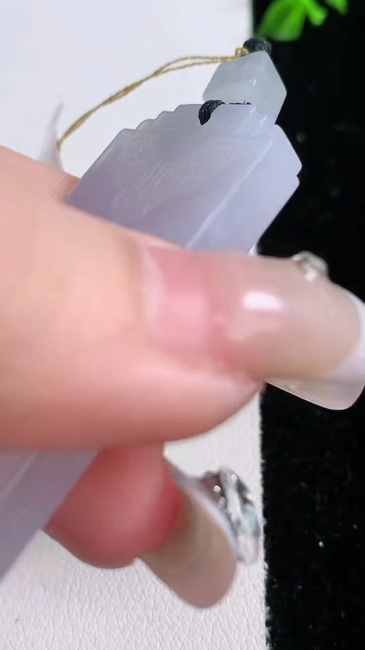 天然A货翡翠紫罗兰仿古无事牌吊坠，尺寸53.3-24-5.7，重量:25.26g
3月6日