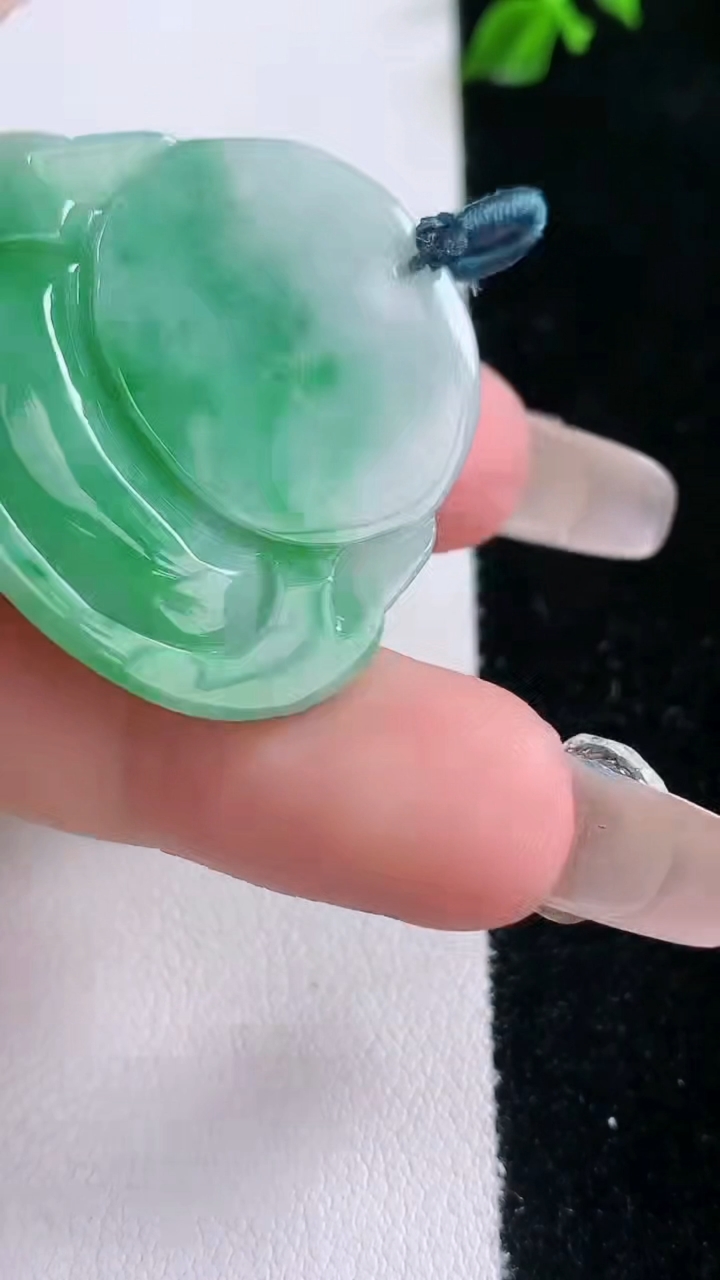 天然A货翡翠佛公吊坠，尺寸31.6-33.5-6.5重量:11.29g
3月6日