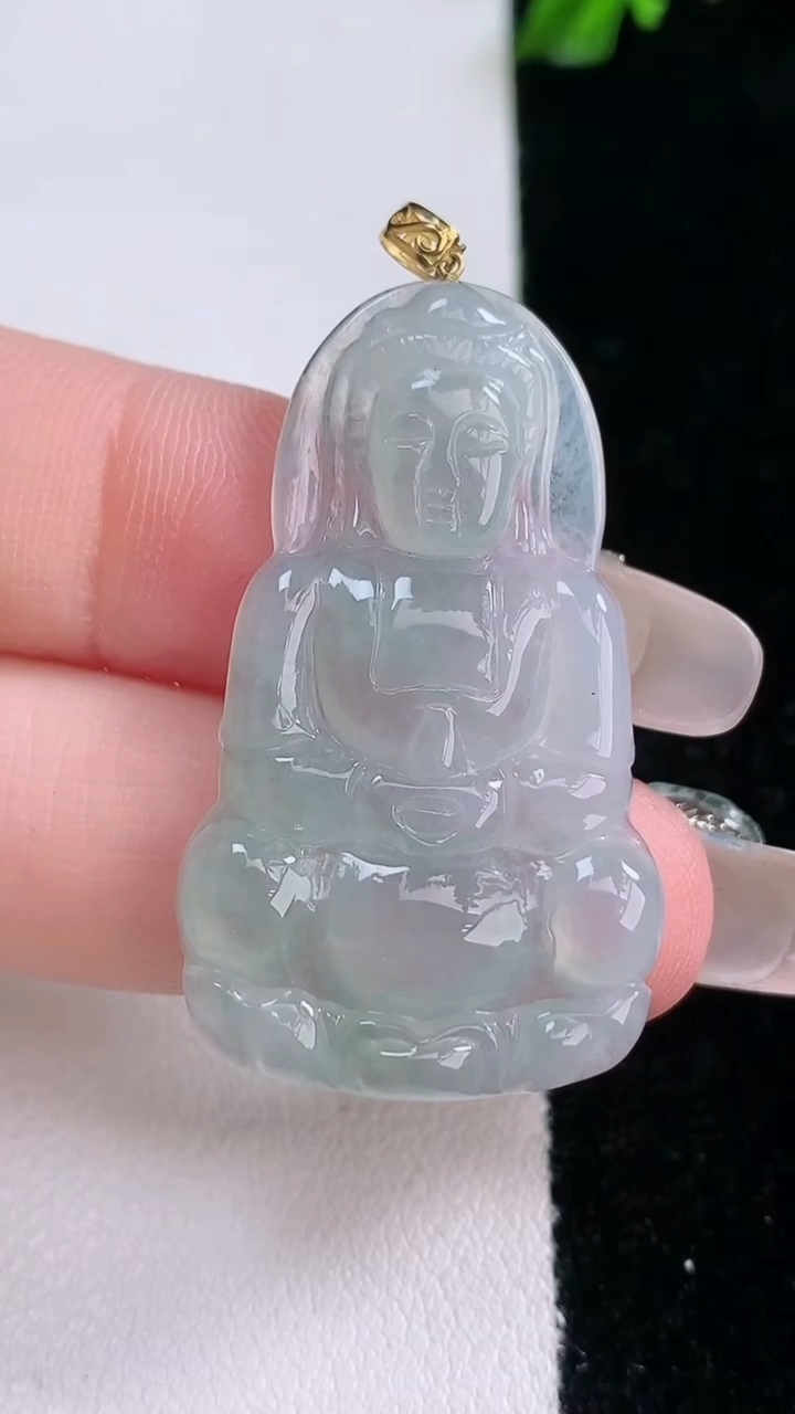天然A货翡翠观音菩萨吊坠，尺寸37.8-22.4-3.2，重量:5.31g
3月6日