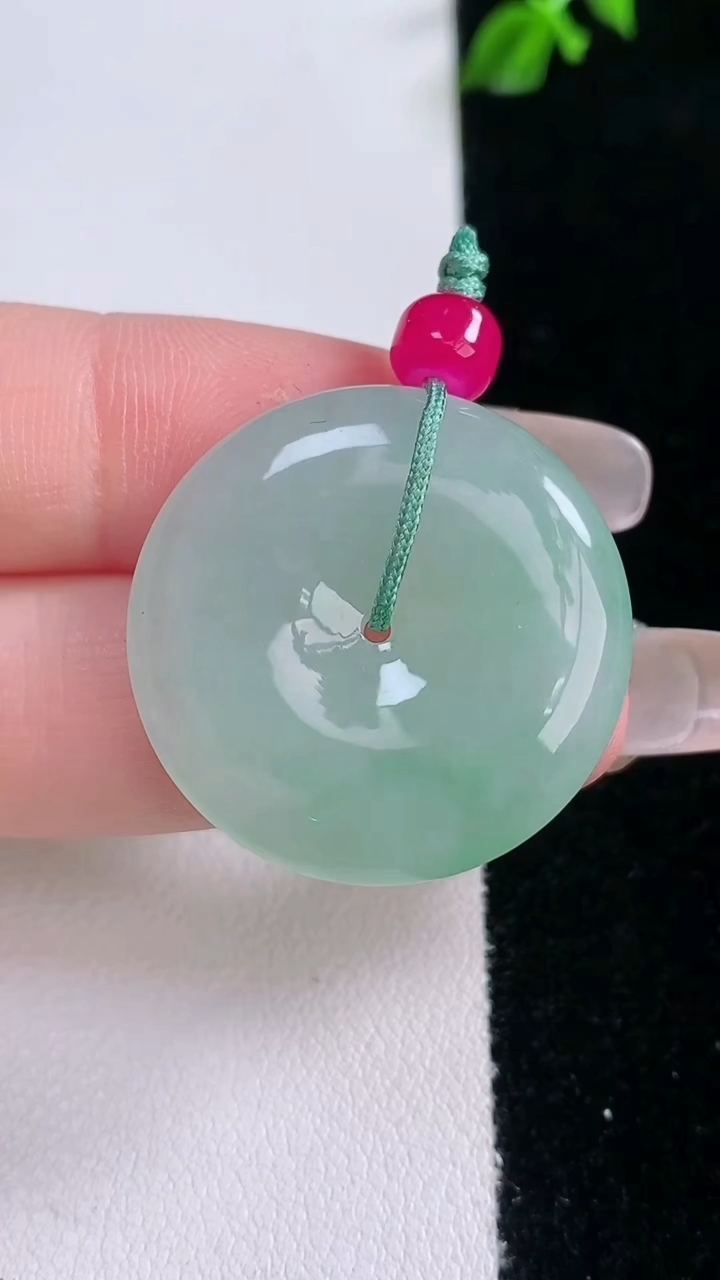 天然A货翡翠平安扣吊坠，尺寸27-5.2，重量:8.54g
3月6日