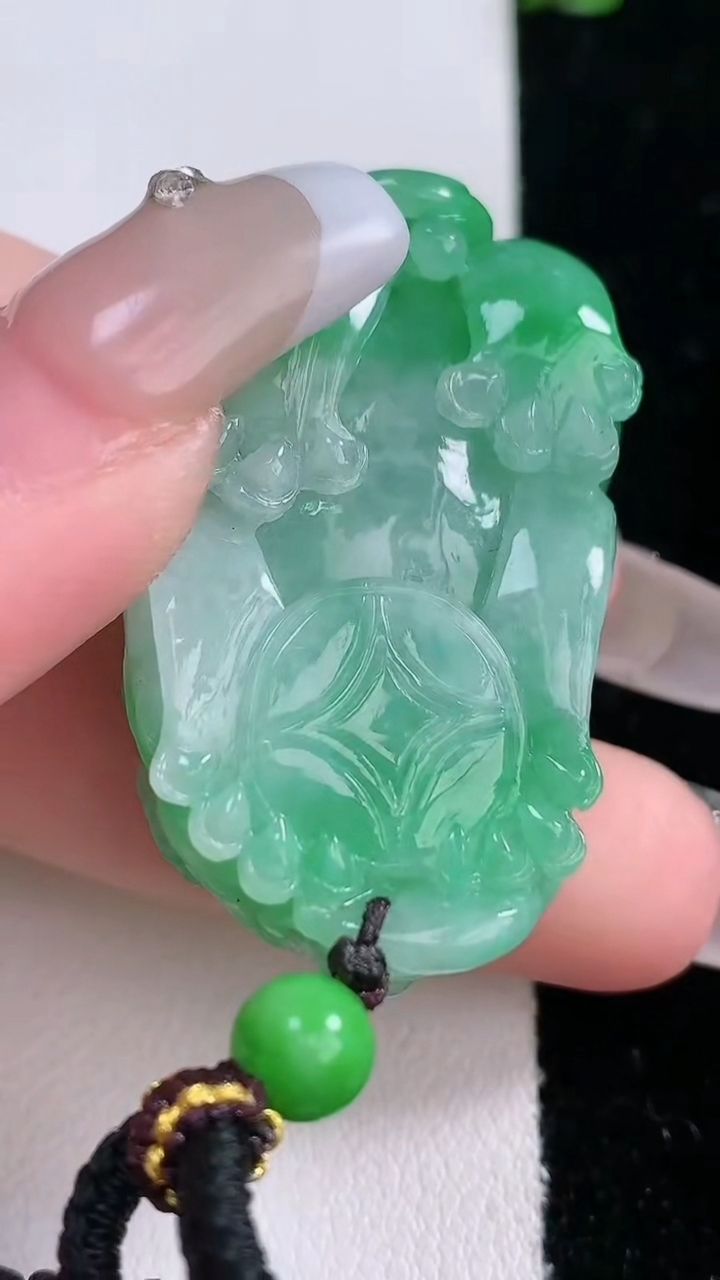 天然A货翡翠貔貅吊坠，尺寸40.2-23-13.3，重量:29.59g
3月6日