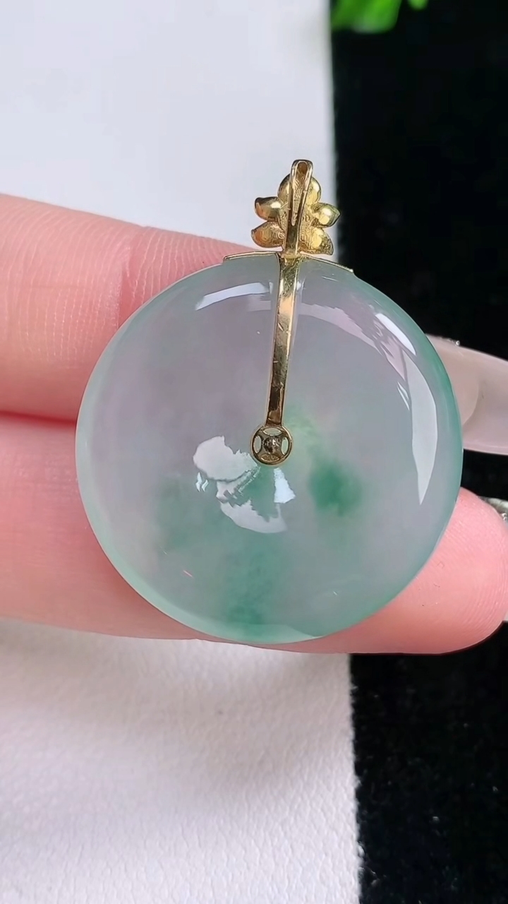 天然A货翡翠种飘花平安扣吊坠，尺寸26.7-5.5，重量:9.44g
3月6日