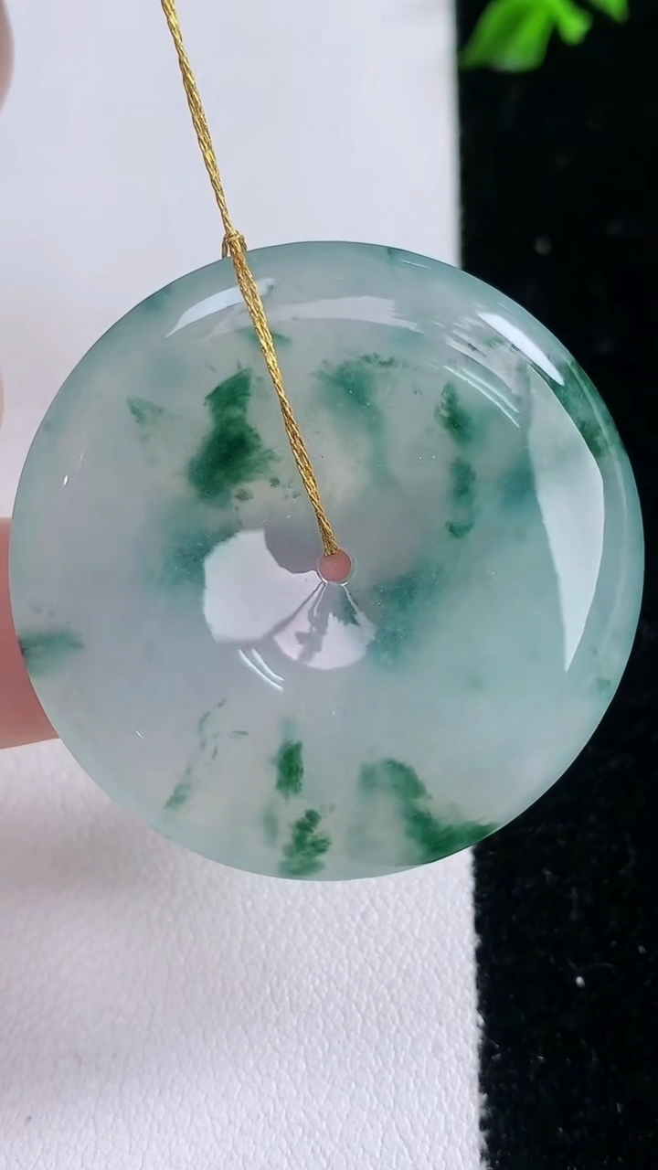 天然A货翡翠冰种飘花平安扣吊坠，，尺寸36.6-5.4，重量:16.50g
3月6日