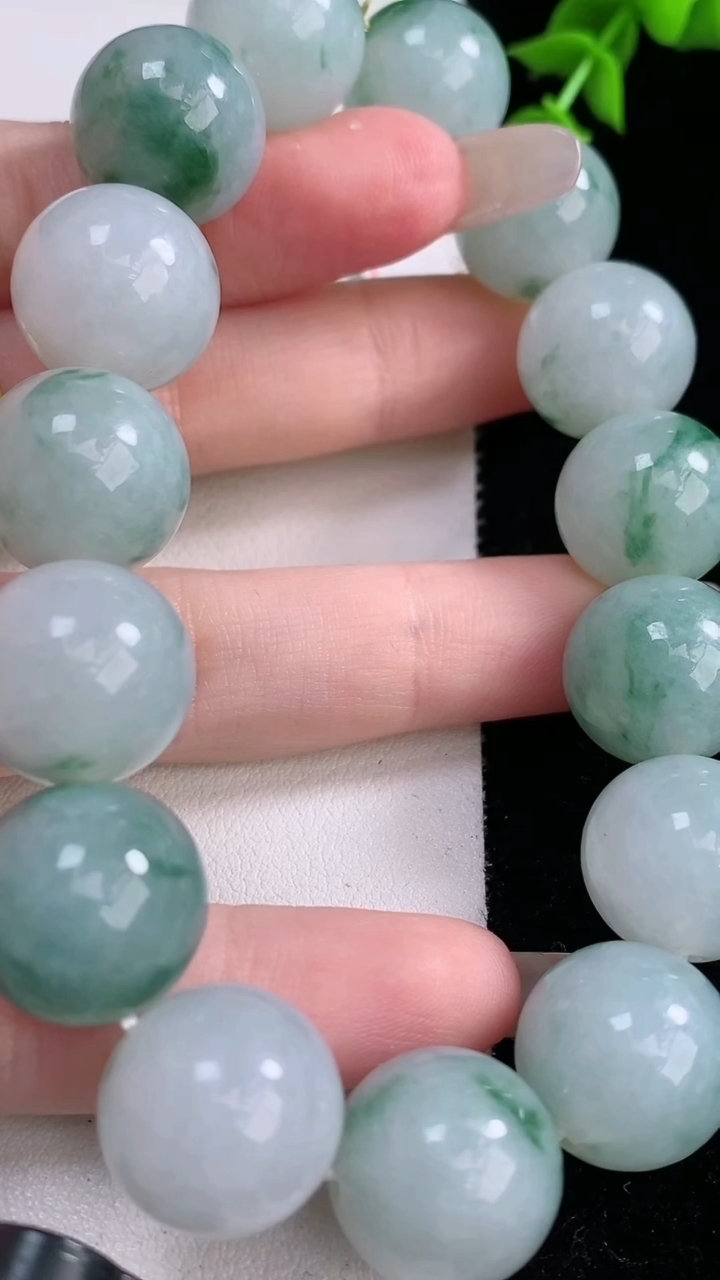 天然A货翡翠飘花圆珠手串，尺寸14.8-15颗，重量:85.86g3月6日
工厂直销收藏佳品,种好水