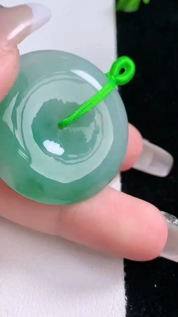 天然A货翡翠平安扣吊坠，尺寸33.8-7重量:16.75g
3月6日