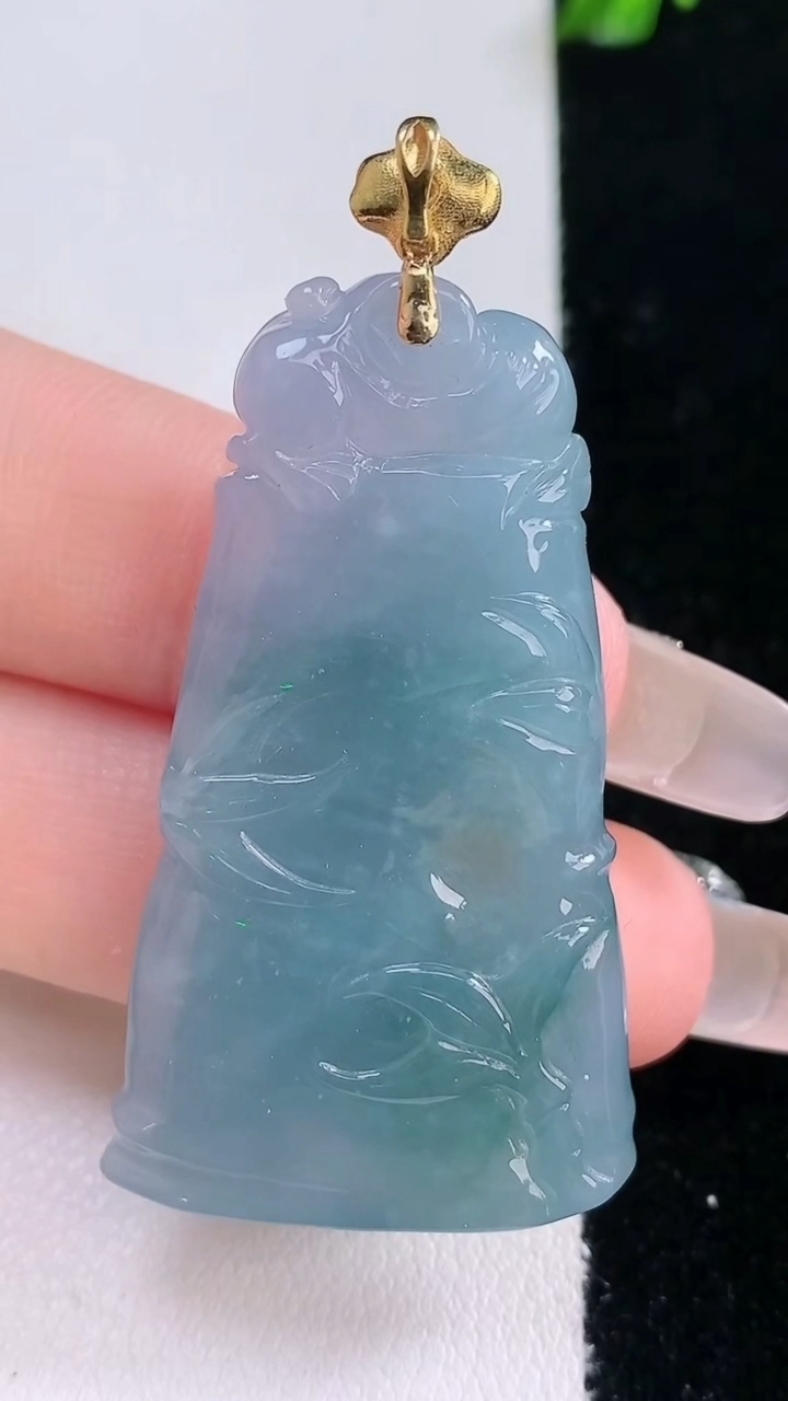 天然A货翡翠18K金紫罗兰节节高升 竹节吊坠，尺寸44-25.4-6.2，重量:15.47g
3月6日