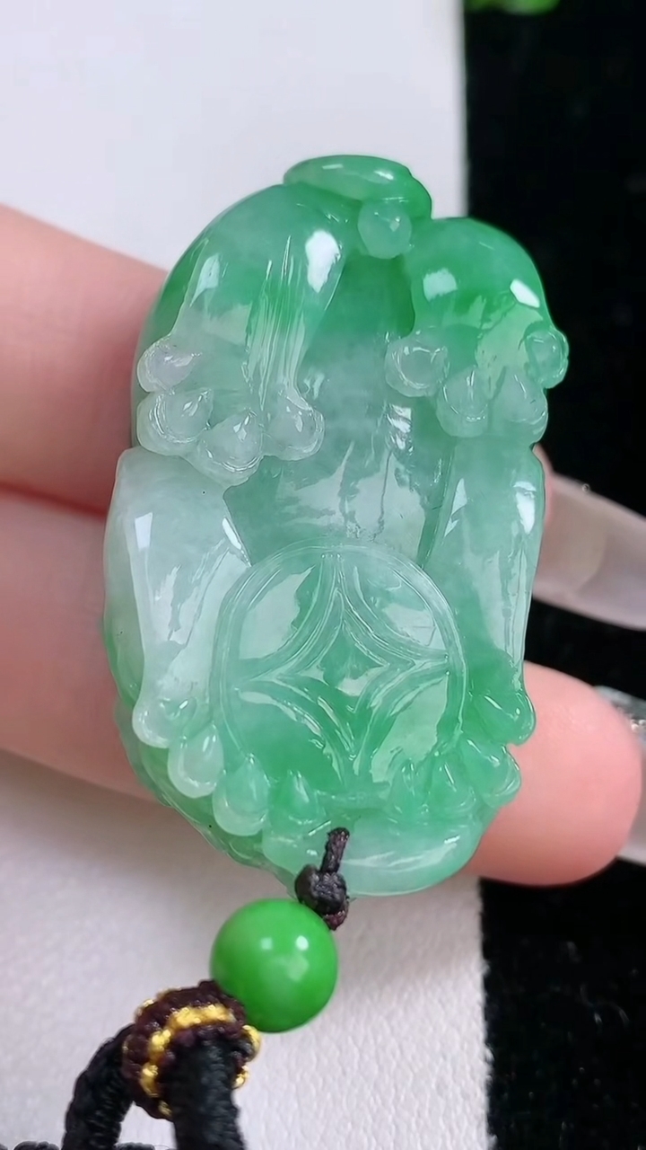 天然A货翡翠貔貅吊坠，尺寸40.2-23-13.3，重量:29.59g
3月6日
