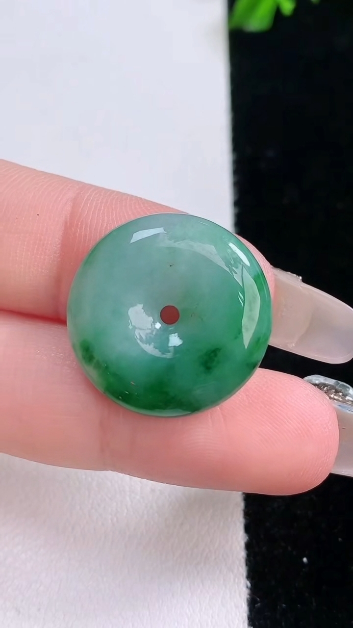 天然A货翡翠平安扣吊坠，尺寸20.3-4.7，重量:4.26g
3月6日