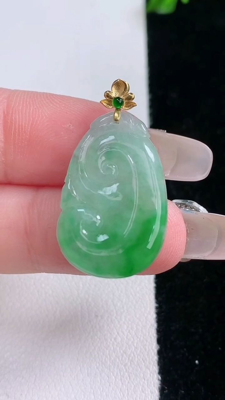 天然A货翡翠如意吊坠，尺寸25.5-15.8-2.8，重量:2.75g
3月6日