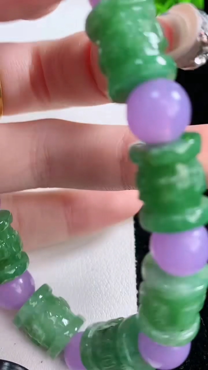 天然A货翡翠路路通手串，尺寸12.8-10.8-10颗，重量:37.78g3月6日
工厂直销收藏佳品,种好水足，色泽均匀，有种有色，上手高大气！