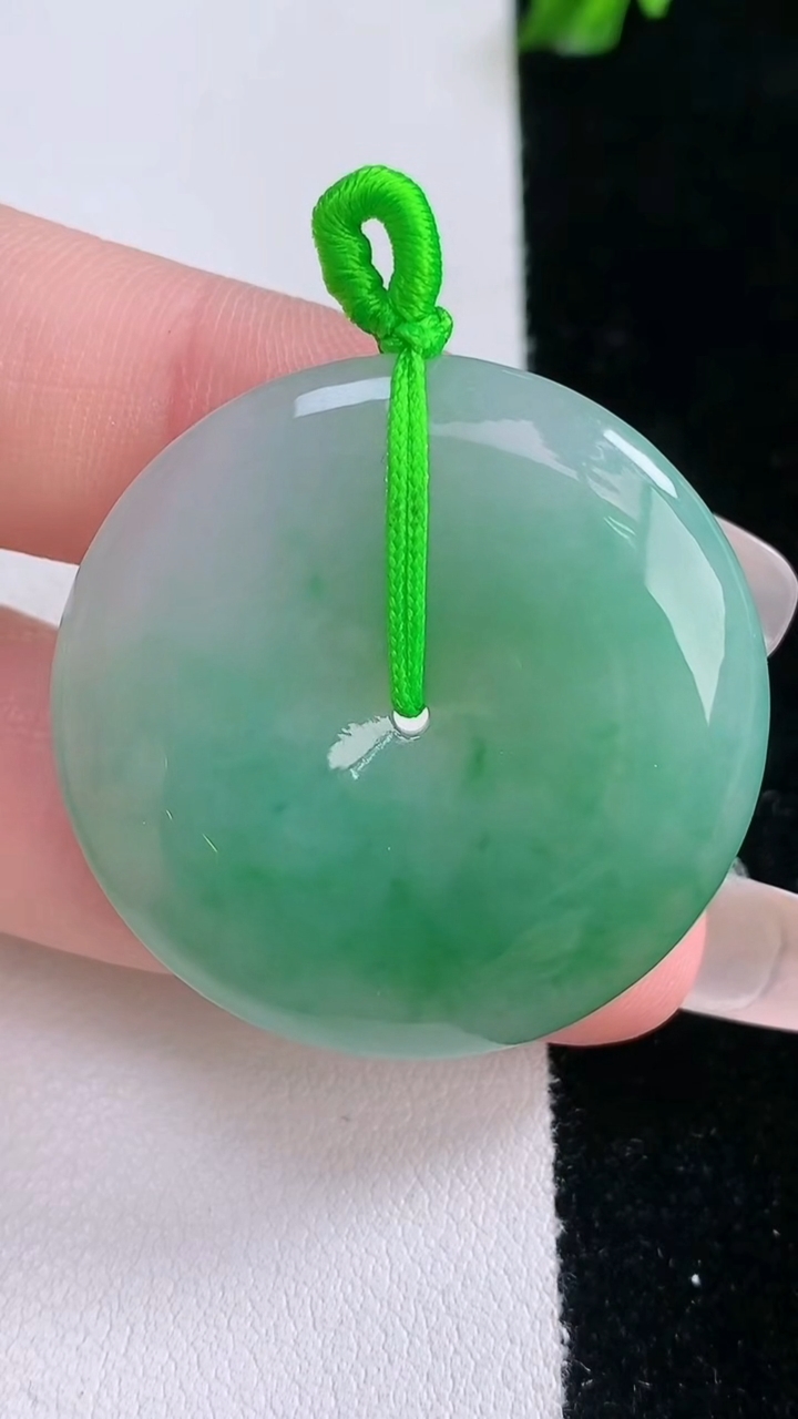 天然A货翡翠平安扣吊坠，尺寸33.8-5.6，重量:13.64g
3月6日