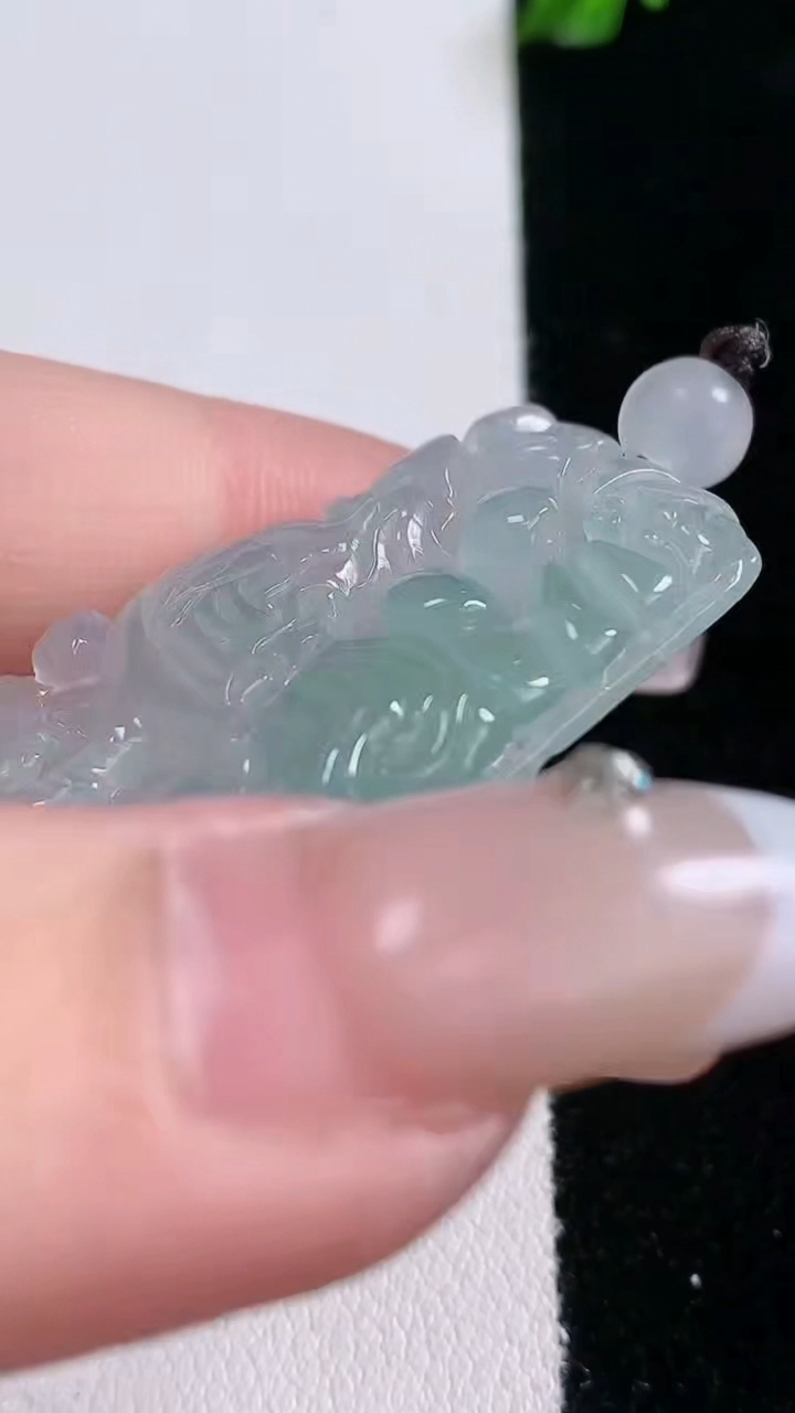 天然A货翡翠生肖鸡吊坠，尺寸37.6-26-4.7，重量:11.76g
3月6日