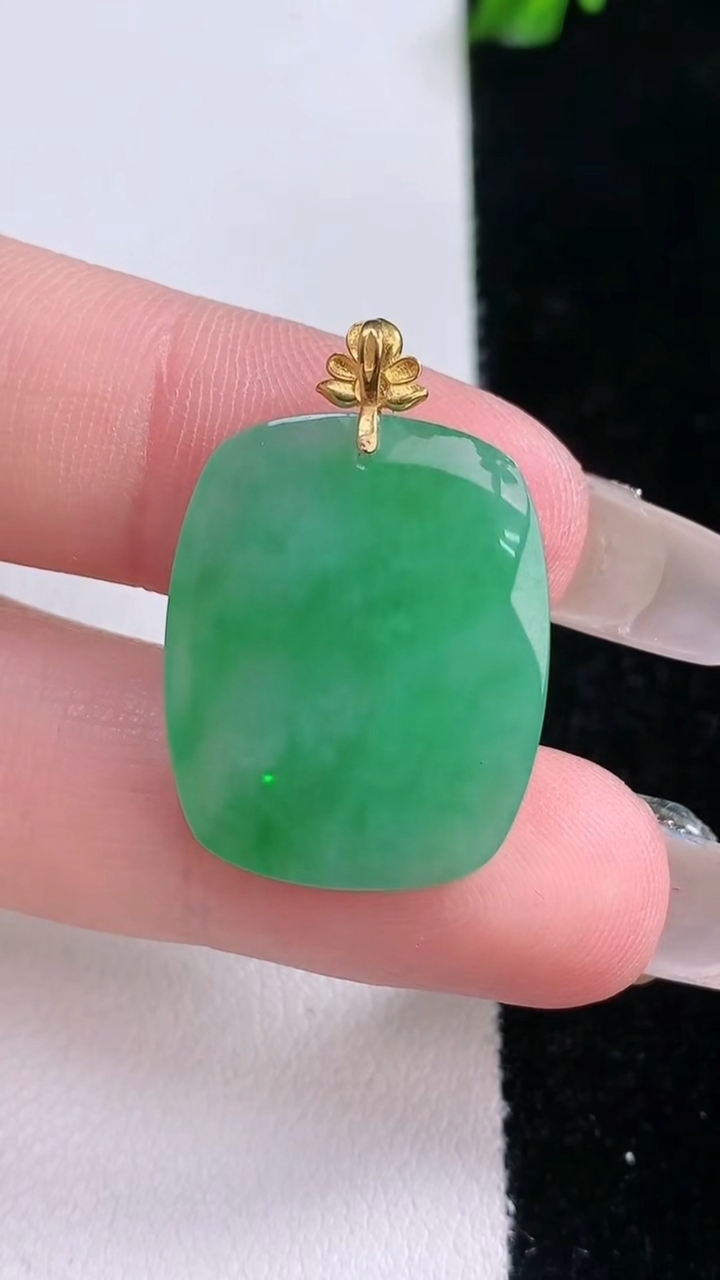 天然A货翡翠无事牌吊坠，尺寸22.8-17.7-5.4，重量:4.68g
3月6日