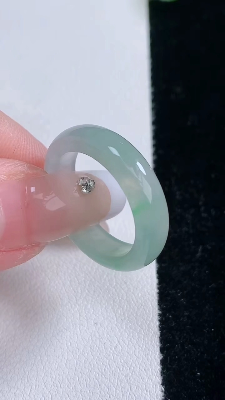 天然A货翡翠指环戒指，尺寸18.4-5-2.7，重量:3.64g2026年3月6日
工厂直销收藏佳品,种好水足，色泽均匀，有种有色，上手高大气！