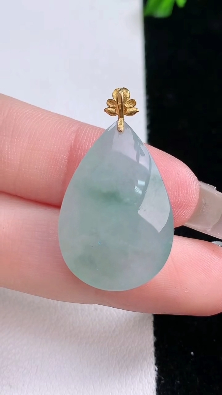 天然A货翡翠18K金飘花水滴吊坠，尺寸24.5-17.3-7.7，重量:5.66g
3月6日