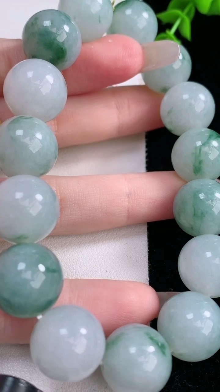 天然A货翡翠飘花圆珠手串，尺寸14.8-15颗，重量:85.86g3月6日
工厂直销收藏佳品,种好水足，色泽均匀，有种有色，上手高大气！