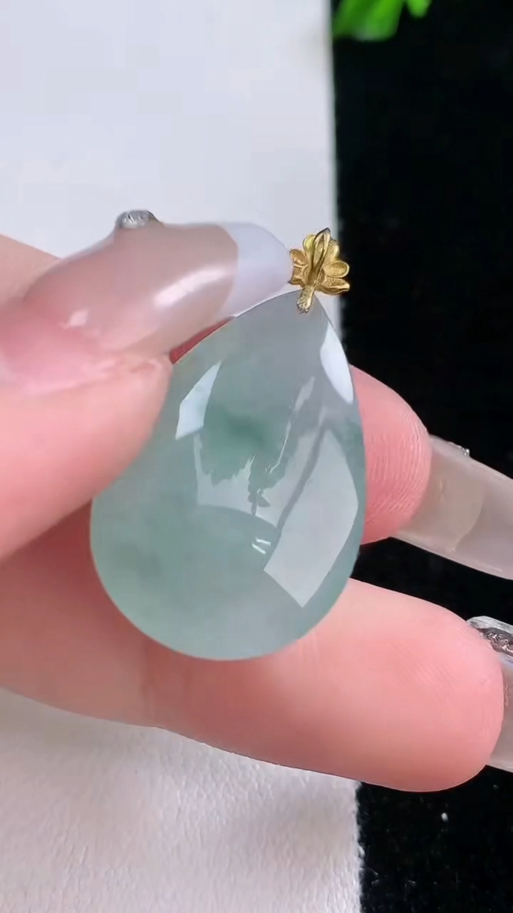 天然A货翡翠18K金飘花水滴吊坠，尺寸24.5-17.3-7.7，重量:5.66g
3月6日