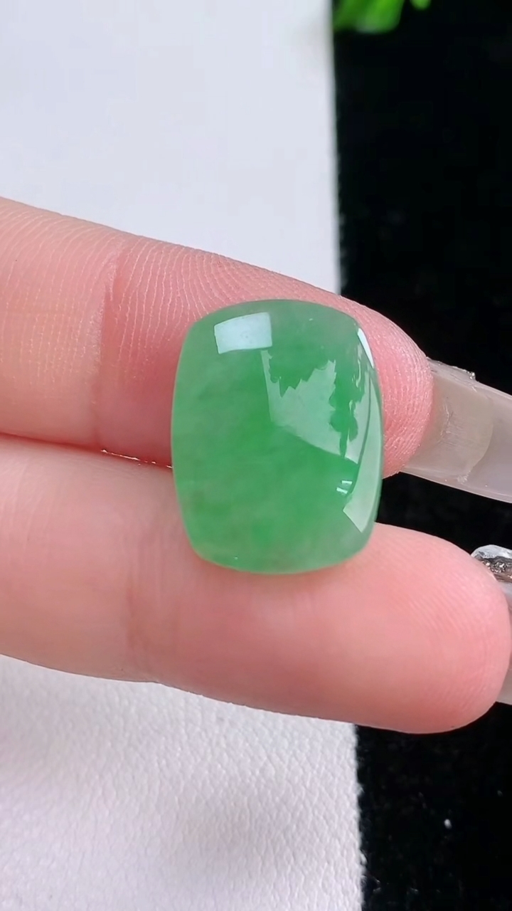 天然A货翡翠马鞍戒面，尺寸17.4-13-4.2，重量:2.26g2026年3月6日
工厂直销收藏佳品,种好水足，色泽均匀，有种有色，上手高大气！