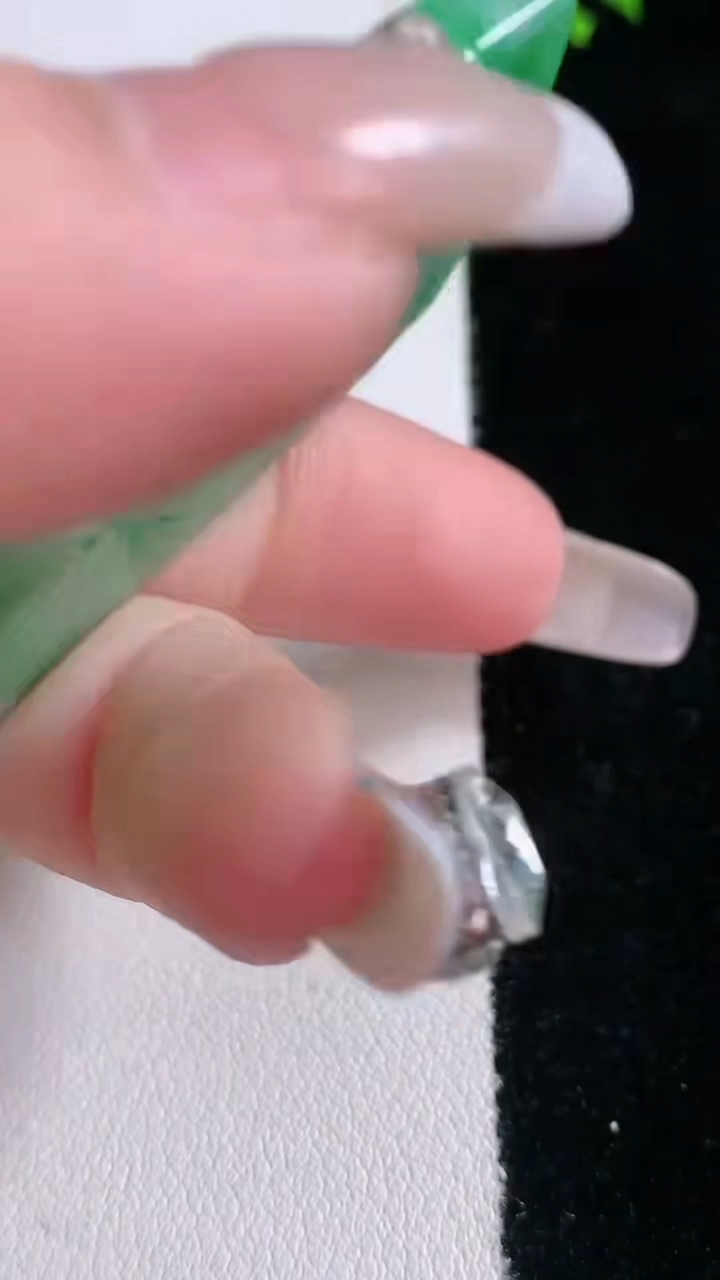 天然A货翡翠山水牌吊坠，尺寸61.2-32.7-5.7，重量:31.21g
3月6日