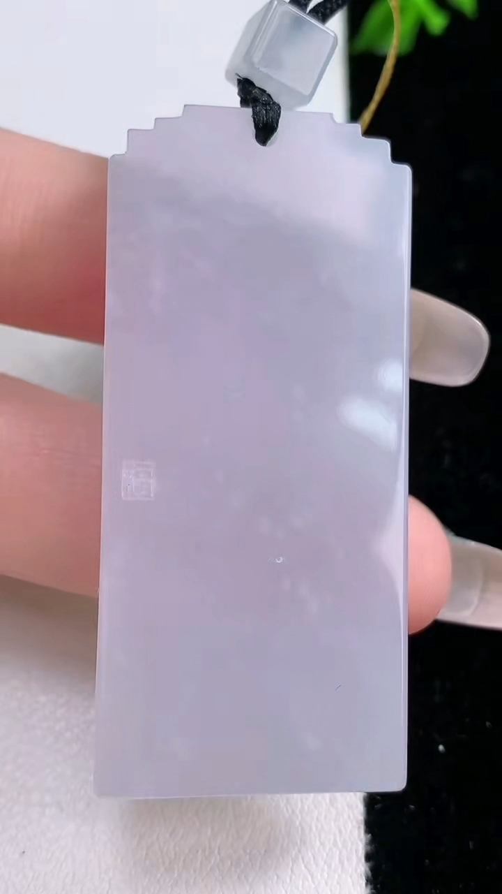 天然A货翡翠紫罗兰仿古无事牌吊坠，尺寸53.3-24-5.7，重量:25.26g
3月6日