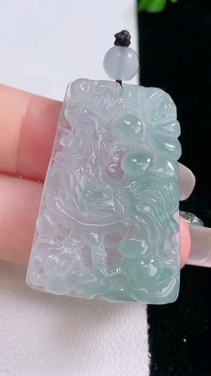 天然A货翡翠生肖鸡吊坠，尺寸37.6-26-4.7，重量:11.76g
3月6日