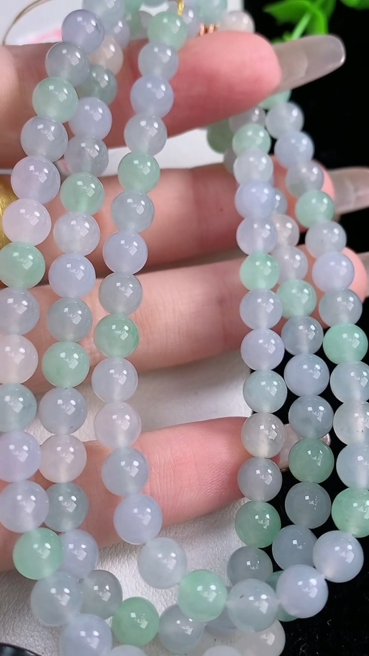 天然A货翡翠种三彩圆珠项链，尺寸5.7-108颗，重量:40.72g
3月6日